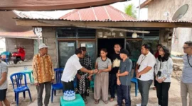 Staf Khusus Menteri HAM Thomas Harming Suwarta bersama tim KemenHAM berdialog dengan warga dan aparat desa di Tabanan dan Buleleng, Bali, terkait kasus dugaan main hakim sendiri yang menewaskan warga Desa Sidatapa. (Posnews/KemenHAM)