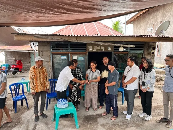 Staf Khusus Menteri HAM Thomas Harming Suwarta bersama tim KemenHAM berdialog dengan warga dan aparat desa di Tabanan dan Buleleng, Bali, terkait kasus dugaan main hakim sendiri yang menewaskan warga Desa Sidatapa. (Posnews/KemenHAM)