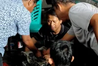 Kepala Bengkel Armada Auto Tara (AAT) Daihatsu Sawah Besar Irma Hanafi Memeriksa Kelalaian Mekaniknya Memasang Metal Bulan Kruk As, pada Kamis (20/08/2026). (Posnews/MR)
