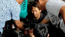 Kepala Bengkel Armada Auto Tara (AAT) Daihatsu Sawah Besar Irma Hanafi Memeriksa Kelalaian Mekaniknya Memasang Metal Bulan Kruk As, pada Kamis (20/08/2026). (Posnews/MR)