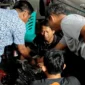 Kepala Bengkel Armada Auto Tara (AAT) Daihatsu Sawah Besar Irma Hanafi Memeriksa Kelalaian Mekaniknya Memasang Metal Bulan Kruk As, pada Kamis (20/08/2026). (Posnews/MR)
