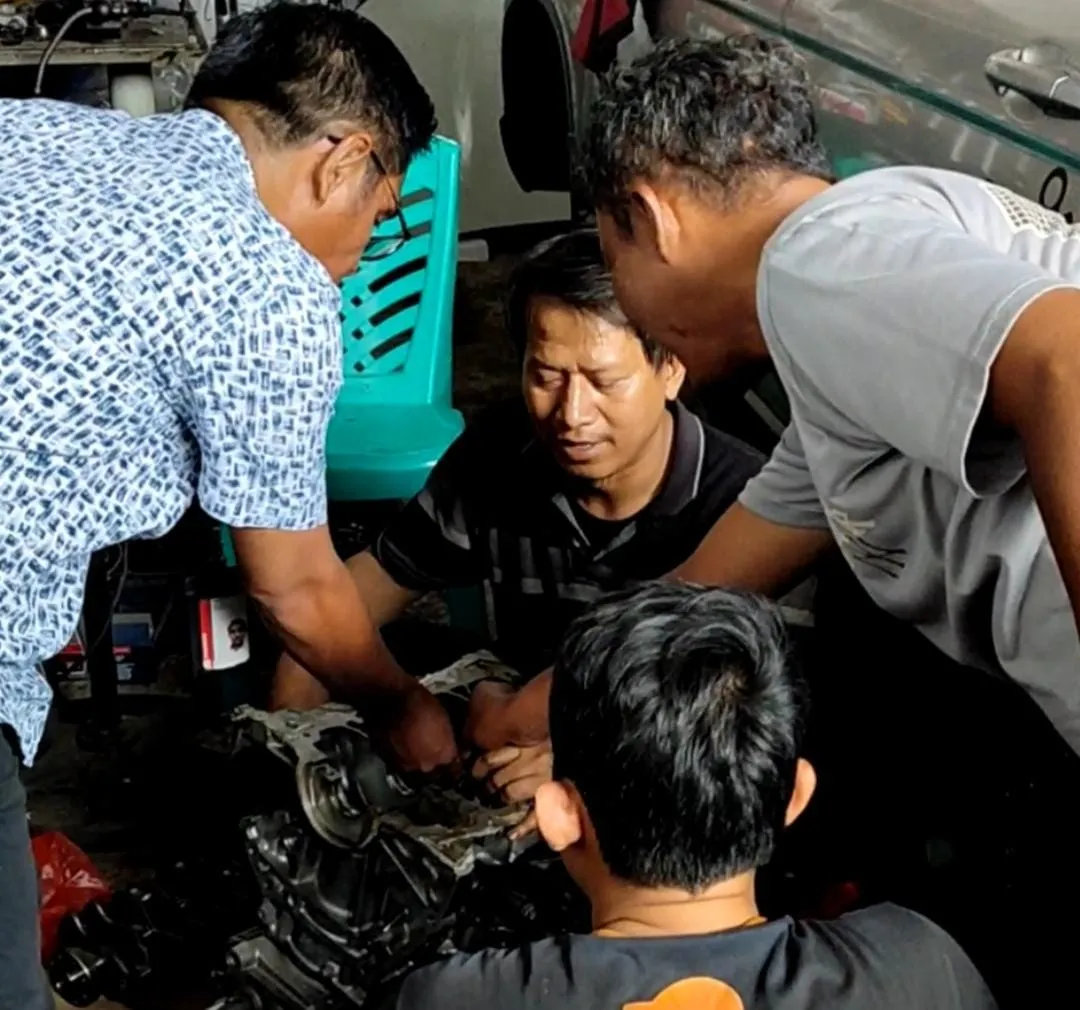 Kepala Bengkel Armada Auto Tara (AAT) Daihatsu Sawah Besar Irma Hanafi Memeriksa Kelalaian Mekaniknya Memasang Metal Bulan Kruk As, pada Kamis (20/08/2026). (Posnews/MR)
