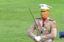 Kombes Pol Jerrold Hendra Yosef Kumontoy saat memimpin upacara penurunan Bendera Merah Putih di Istana Negara. (Posnews/Sekretariat Presiden)
