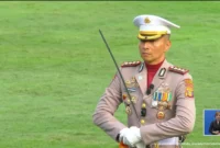 Kombes Pol Jerrold Hendra Yosef Kumontoy saat memimpin upacara penurunan Bendera Merah Putih di Istana Negara. (Posnews/Sekretariat Presiden)
