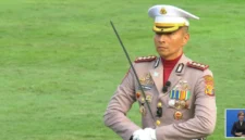 Kombes Pol Jerrold Hendra Yosef Kumontoy saat memimpin upacara penurunan Bendera Merah Putih di Istana Negara. (Posnews/Sekretariat Presiden)