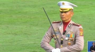Kombes Pol Jerrold Hendra Yosef Kumontoy saat memimpin upacara penurunan Bendera Merah Putih di Istana Negara. (Posnews/Sekretariat Presiden)
