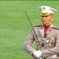 Kombes Pol Jerrold Hendra Yosef Kumontoy saat memimpin upacara penurunan Bendera Merah Putih di Istana Negara. (Posnews/Sekretariat Presiden)
