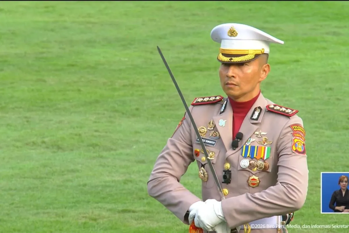 Kombes Pol Jerrold Hendra Yosef Kumontoy saat memimpin upacara penurunan Bendera Merah Putih di Istana Negara. (Posnews/Sekretariat Presiden)
