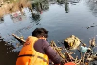 Kondisi air Kali Bekasi berwarna hitam pekat dan diduga tercemar berdasarkan hasil pemantauan DLH Kota Bekasi. (Posnews/Pemkot Bekasi)