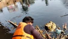 Kondisi air Kali Bekasi berwarna hitam pekat dan diduga tercemar berdasarkan hasil pemantauan DLH Kota Bekasi. (Posnews/Pemkot Bekasi)