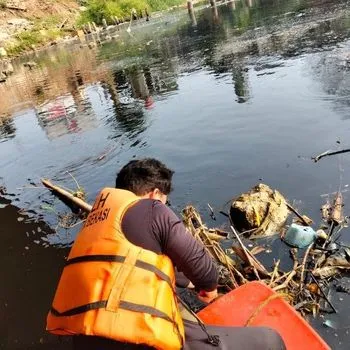 Kondisi air Kali Bekasi berwarna hitam pekat dan diduga tercemar berdasarkan hasil pemantauan DLH Kota Bekasi. (Posnews/Pemkot Bekasi)