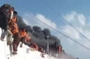 Korban selamat KM Mutiara Sentosa 2 dievakuasi menggunakan kapal penolong menuju Pelabuhan Tanjung Perak, Surabaya, setelah kebakaran hebat di perairan utara Sumenep, Madura. (Posnews/Youtube)