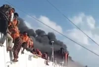 Korban selamat KM Mutiara Sentosa 2 dievakuasi menggunakan kapal penolong menuju Pelabuhan Tanjung Perak, Surabaya, setelah kebakaran hebat di perairan utara Sumenep, Madura. (Posnews/Youtube)