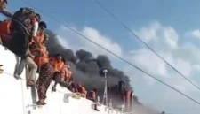 Korban selamat KM Mutiara Sentosa 2 dievakuasi menggunakan kapal penolong menuju Pelabuhan Tanjung Perak, Surabaya, setelah kebakaran hebat di perairan utara Sumenep, Madura. (Posnews/Youtube)