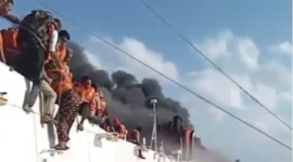 Korban selamat KM Mutiara Sentosa 2 dievakuasi menggunakan kapal penolong menuju Pelabuhan Tanjung Perak, Surabaya, setelah kebakaran hebat di perairan utara Sumenep, Madura. (Posnews/Youtube)