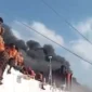 Korban selamat KM Mutiara Sentosa 2 dievakuasi menggunakan kapal penolong menuju Pelabuhan Tanjung Perak, Surabaya, setelah kebakaran hebat di perairan utara Sumenep, Madura. (Posnews/Youtube)