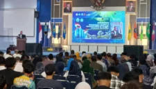 Rektor Universitas Majalengka dan Kepala BNN Komjen Pol Suyudi Ario Seto menghadiri Kuliah Umum Nasional tentang pencegahan narkotika di kampus UNMA. (Posnews/UNMA)