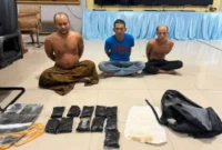 Petugas Bareskrim Polri menunjukkan barang bukti 2,69 kilogram sabu hasil pengungkapan sindikat narkoba dengan modus sniper darat di Pelabuhan Bakauheni, Lampung. (Posnews/Bariskrim Polri)
