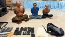 Petugas Bareskrim Polri menunjukkan barang bukti 2,69 kilogram sabu hasil pengungkapan sindikat narkoba dengan modus sniper darat di Pelabuhan Bakauheni, Lampung. (Posnews/Bariskrim Polri)