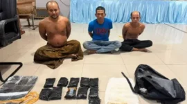 Petugas Bareskrim Polri menunjukkan barang bukti 2,69 kilogram sabu hasil pengungkapan sindikat narkoba dengan modus sniper darat di Pelabuhan Bakauheni, Lampung. (Posnews/Bariskrim Polri)
