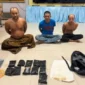 Petugas Bareskrim Polri menunjukkan barang bukti 2,69 kilogram sabu hasil pengungkapan sindikat narkoba dengan modus sniper darat di Pelabuhan Bakauheni, Lampung. (Posnews/Bariskrim Polri)
