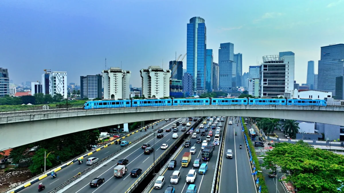Langit cerah di kawasan Jakarta dengan prakiraan cuaca BMKG untuk wilayah Jabodetabek pada Sabtu 15 Agustus 2026. (Posnews/PT KAI)