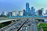 Langit cerah di kawasan Jakarta dengan prakiraan cuaca BMKG untuk wilayah Jabodetabek pada Sabtu 15 Agustus 2026. (Posnews/PT KAI)