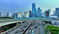Langit cerah di kawasan Jakarta dengan prakiraan cuaca BMKG untuk wilayah Jabodetabek pada Sabtu 15 Agustus 2026. (Posnews/PT KAI)