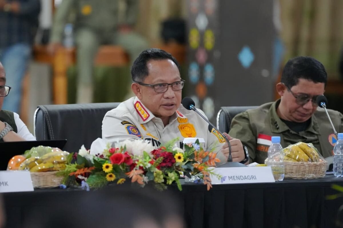 Mendagri Tito Karnavian memimpin rapat koordinasi penanganan gempa NTT. (Posnews/Puspen Kemendagri)