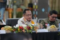 Mendagri Tito Karnavian memimpin rapat koordinasi penanganan gempa NTT. (Posnews/Puspen Kemendagri)