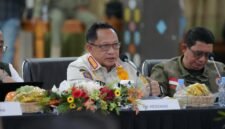Mendagri Tito Karnavian memimpin rapat koordinasi penanganan gempa NTT. (Posnews/Puspen Kemendagri)
