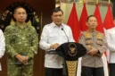 Menko Polkam Djamari Chaniago memberikan keterangan pers terkait video demo besar yang dipastikan hoaks. (Posnews/Menko Polkam)