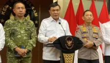 Menko Polkam Djamari Chaniago memberikan keterangan pers terkait video demo besar yang dipastikan hoaks. (Posnews/Menko Polkam)