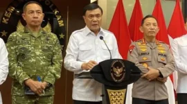 Menko Polkam Djamari Chaniago memberikan keterangan pers terkait video demo besar yang dipastikan hoaks. (Posnews/Menko Polkam)