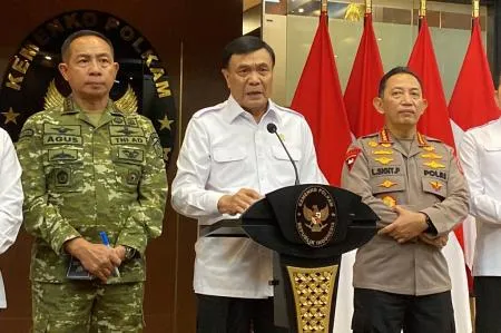 Menko Polkam Djamari Chaniago memberikan keterangan pers terkait video demo besar yang dipastikan hoaks. (Posnews/Menko Polkam)