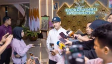 Menteri Sosial Saifullah Yusuf atau Gus Ipul menyampaikan penangguhan bansos bagi 1,49 juta KPM yang terindikasi melakukan transaksi judi online di Kantor Kemensos, Jakarta. (Posnews/Mensos)