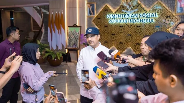 Menteri Sosial Saifullah Yusuf atau Gus Ipul menyampaikan penangguhan bansos bagi 1,49 juta KPM yang terindikasi melakukan transaksi judi online di Kantor Kemensos, Jakarta. (Posnews/Mensos)