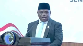 Menteri HAM Natalius Pigai mengikuti Upacara HUT ke-81 Kemerdekaan RI di Lapangan Kantor Gubernur Papua Tengah, Nabire. (Posnews/Ist)