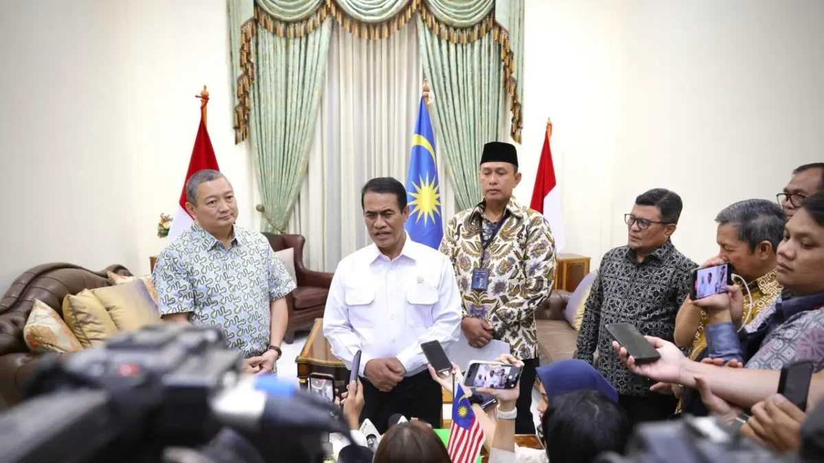 Menteri Pertanian Andi Amran Sulaiman bersama General Manager Padi dan Beras Borneo Sdn Bhd, Jumaat bin Ibrahim. (Posnews/Kementan)