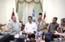 Menteri Pertanian Andi Amran Sulaiman bersama General Manager Padi dan Beras Borneo Sdn Bhd, Jumaat bin Ibrahim. (Posnews/Kementan)