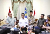 Menteri Pertanian Andi Amran Sulaiman bersama General Manager Padi dan Beras Borneo Sdn Bhd, Jumaat bin Ibrahim. (Posnews/Kementan)