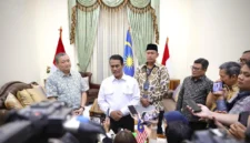 Menteri Pertanian Andi Amran Sulaiman bersama General Manager Padi dan Beras Borneo Sdn Bhd, Jumaat bin Ibrahim. (Posnews/Kementan)