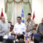 Menteri Pertanian Andi Amran Sulaiman bersama General Manager Padi dan Beras Borneo Sdn Bhd, Jumaat bin Ibrahim. (Posnews/Kementan)