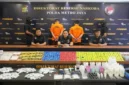 Dir Resnarkoba Polda Metro Jaya Kombes Ahmad David bersama Wadir Resnarkoba AKBP Martua Silitonga menunjukkan hasil penggerebekan laboratorium vape etomidate di apartemen Tangerang.(Posnews/Humas PMJ)
