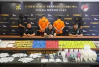 Dir Resnarkoba Polda Metro Jaya Kombes Ahmad David bersama Wadir Resnarkoba AKBP Martua Silitonga menunjukkan hasil penggerebekan laboratorium vape etomidate di apartemen Tangerang.(Posnews/Humas PMJ)
