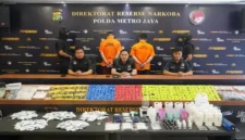 Dir Resnarkoba Polda Metro Jaya Kombes Ahmad David bersama Wadir Resnarkoba AKBP Martua Silitonga menunjukkan hasil penggerebekan laboratorium vape etomidate di apartemen Tangerang.(Posnews/Humas PMJ)