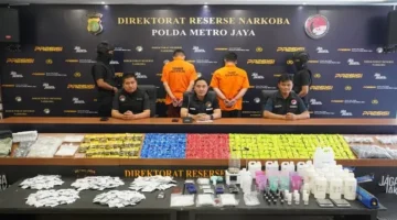 Dir Resnarkoba Polda Metro Jaya Kombes Ahmad David bersama Wadir Resnarkoba AKBP Martua Silitonga menunjukkan hasil penggerebekan laboratorium vape etomidate di apartemen Tangerang.(Posnews/Humas PMJ)