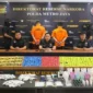 Dir Resnarkoba Polda Metro Jaya Kombes Ahmad David bersama Wadir Resnarkoba AKBP Martua Silitonga menunjukkan hasil penggerebekan laboratorium vape etomidate di apartemen Tangerang.(Posnews/Humas PMJ)
