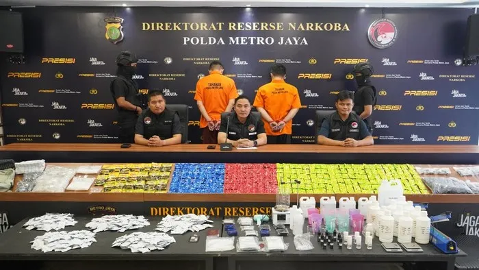 Dir Resnarkoba Polda Metro Jaya Kombes Ahmad David bersama Wadir Resnarkoba AKBP Martua Silitonga menunjukkan hasil penggerebekan laboratorium vape etomidate di apartemen Tangerang.(Posnews/Humas PMJ)
