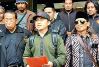 PWI-LS menyerahkan nota keberatan terkait Makam Mbah Priok kepada Pemerintah Kota Jakarta Utara di Kantor Wali Kota Tanjung Priok, Jakarta Utara. (Posnews/MR)
